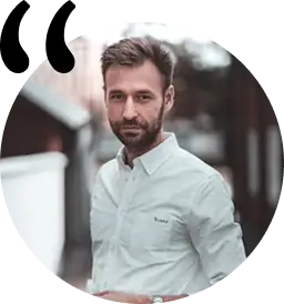 Yumuşak doğal ışığın hakim olduğu soğuk bir sonbahar veya kış ortamında, açık havada kırmızı ceket giymiş bir kadın.