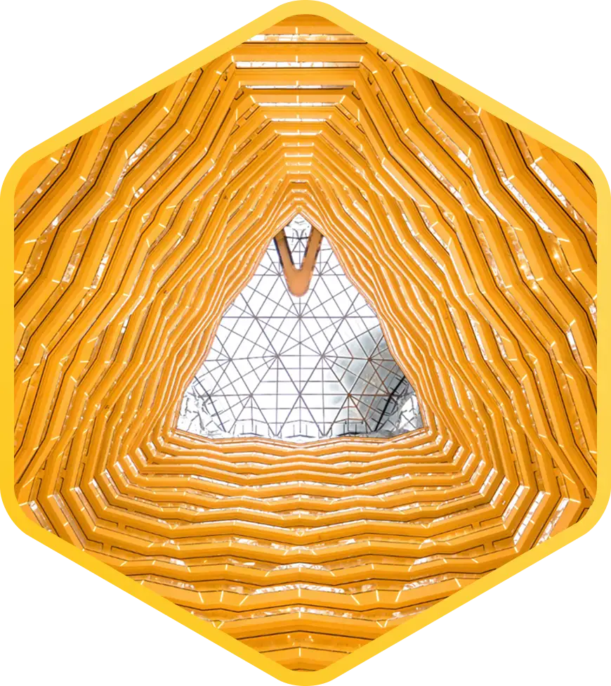 Tekrarlanan sarı yapısal kirişlerin geometrik bir tünel deseni oluşturduğu sade mimari tavan.