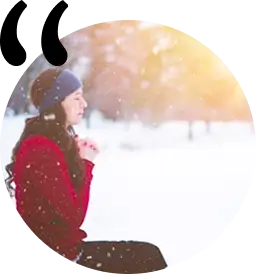 Kentsel bir dış mekan ortamında, kıvırcık saçlı bir kadının siyah-beyaz portresi.