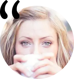 Doğal ışık altında, rahat bir gömlek giymiş ve kendinden emin görünen bir erkeğin açık havada çekilmiş portresi.