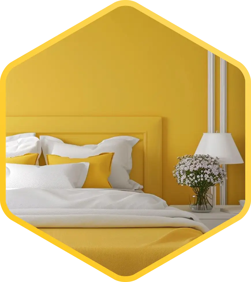 Sarı koltuk ve dekoratif yastıklarla donatılmış, sıcak tonlar ve yumuşak bir aydınlatmanın hakim olduğu rahat bir oturma odası köşesi.